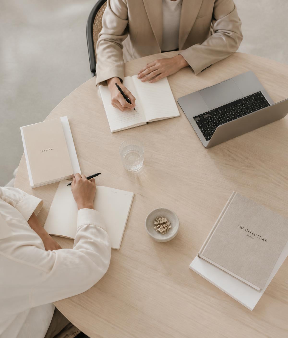 Deux collaborateurs travaillant autour d'une table